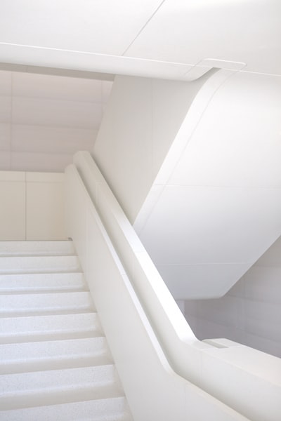 白色的楼梯的照片
